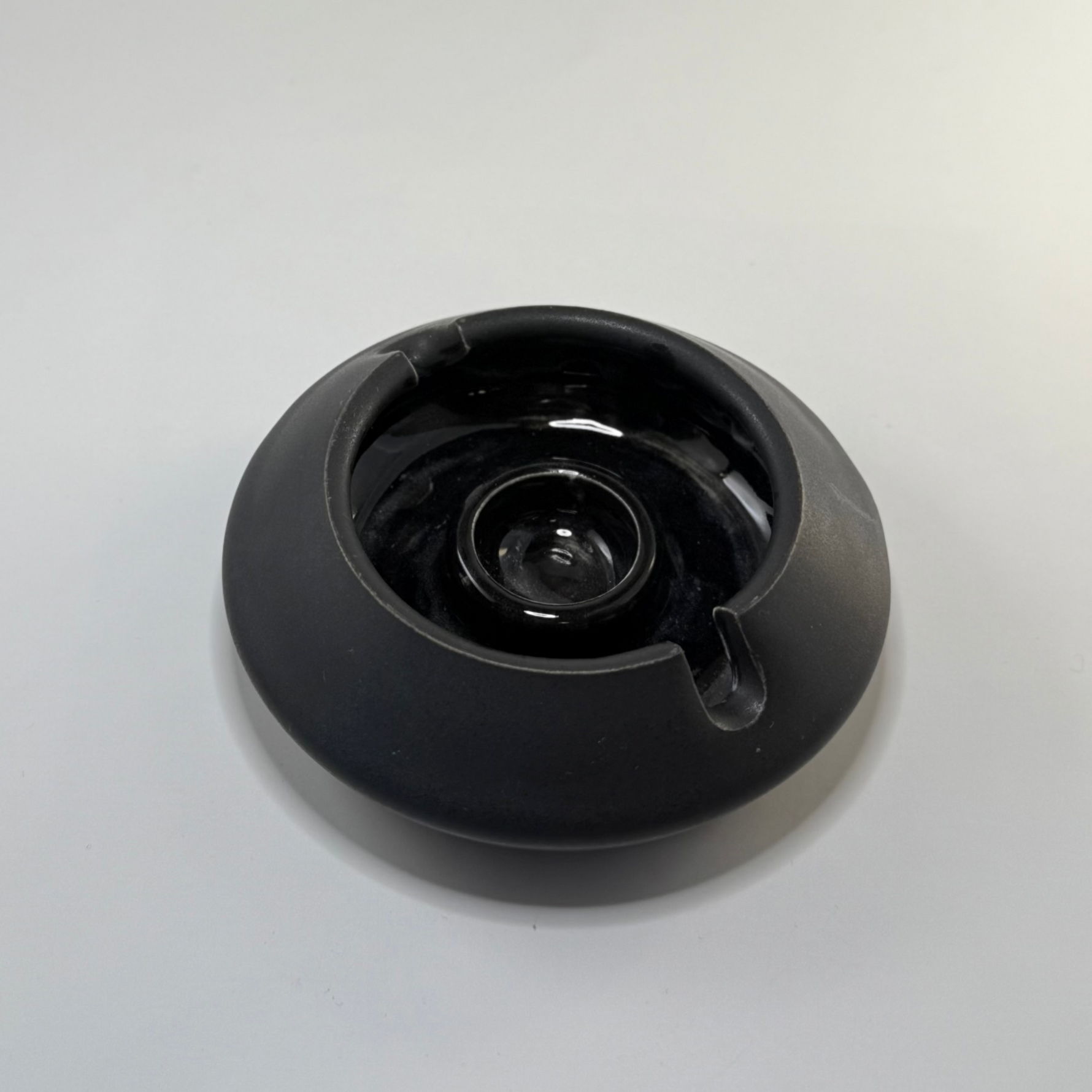 Elegant black luxury ashtray – the perfect accent for upscale interiors and a refined gift for men.