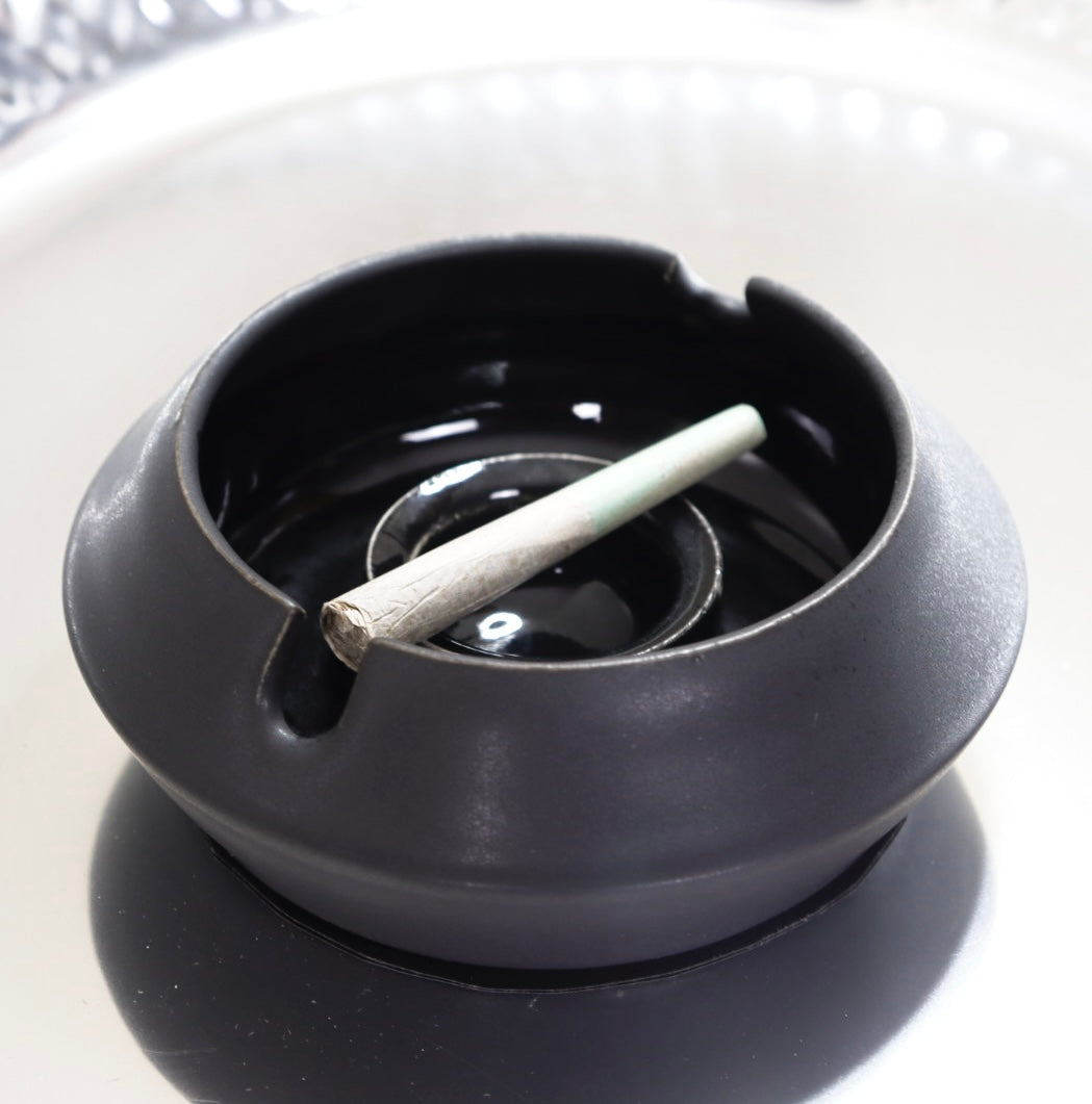 Modern black luxury ashtray – a sleek addition to interior styling and a classy gift for men.