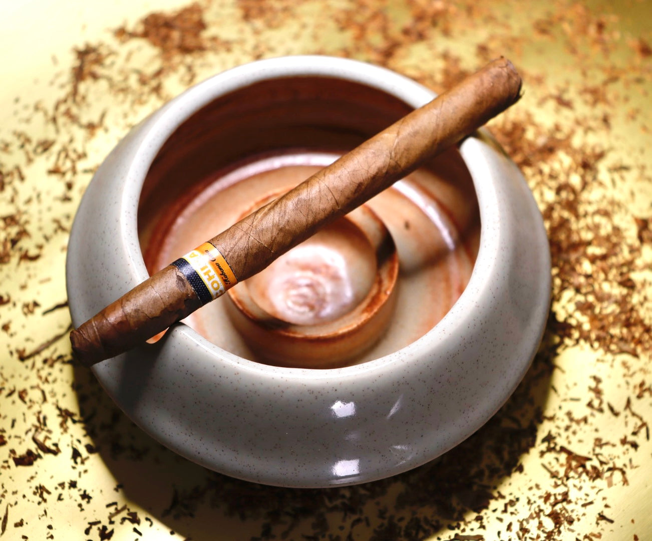 Sculptural luxury ashtray in cream and brown tones – a refined accent for home or office interiors, bookshelves, and coffee tables.