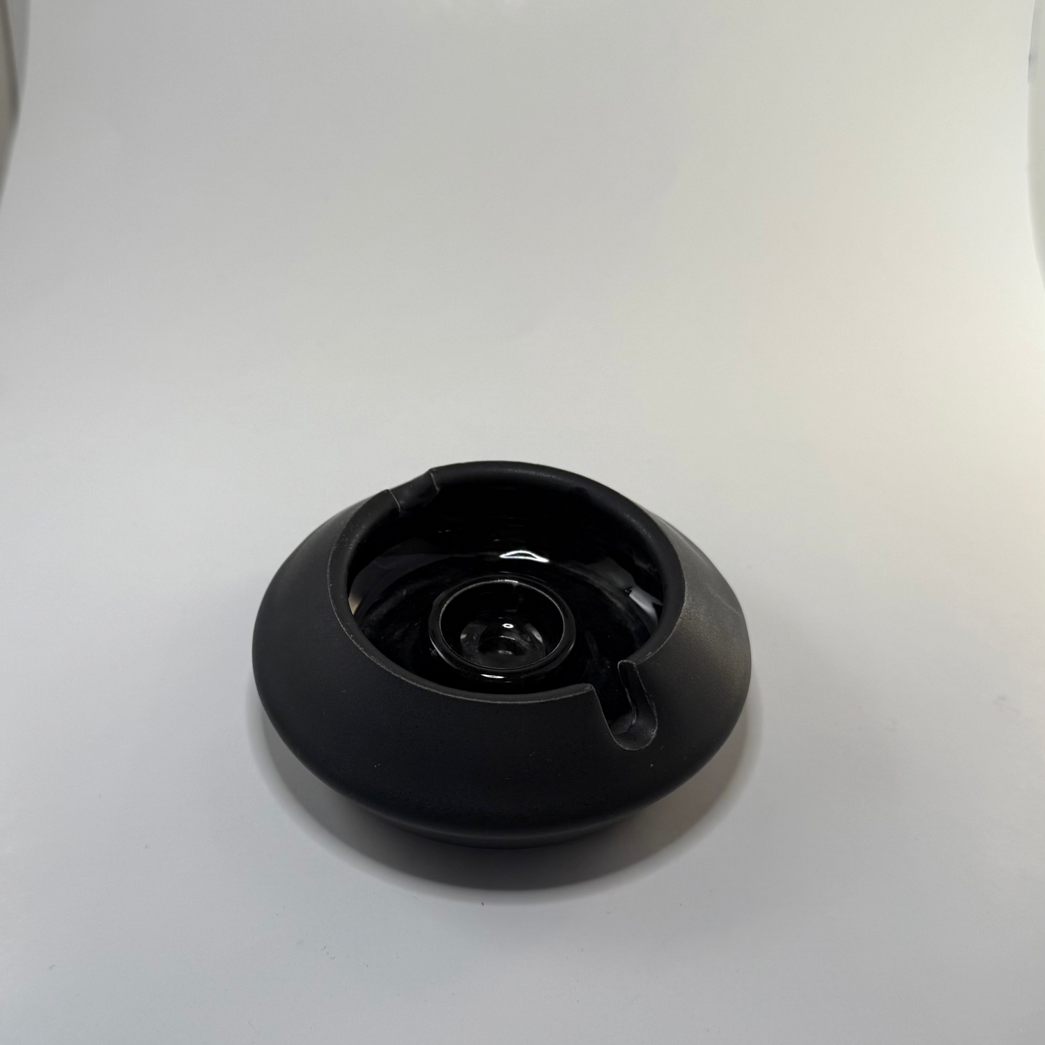 Sophisticated black ashtray designed with luxury in mind, ideal for home décor and stylish gifts for men.