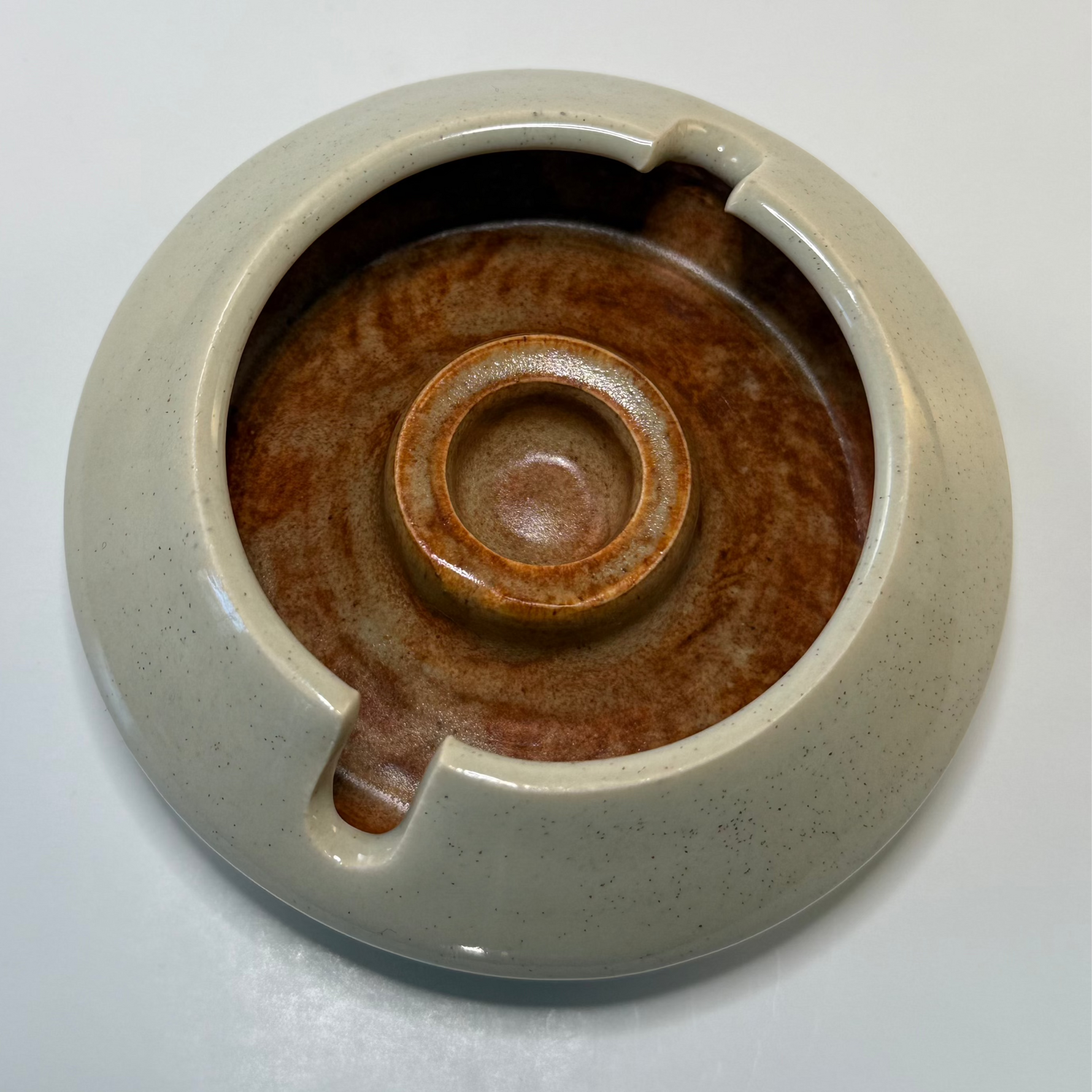 Minimalist yet artistic cream and brown ashtray – a luxury décor piece suited for coffee tables, shelves, and interior styling.
